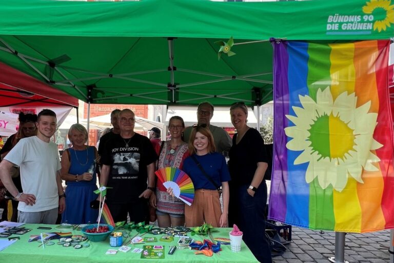 Grüne zeigen Flagge beim 6. CSD in Straubing