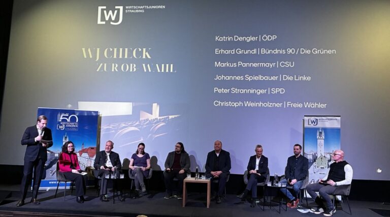 Erhard Grundl auf dem Podium bei den Wirtschaftsjunioren