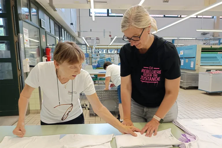 Silke Prößl besucht die KJF Werkstätten